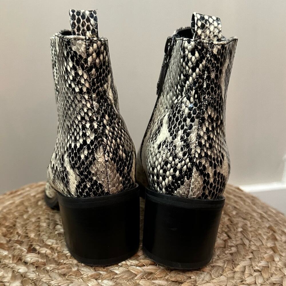 Blondo Waterproof Elvina Snake Print Leather Chelsea Ankle Boots Size 6M - Picture 5 of 8